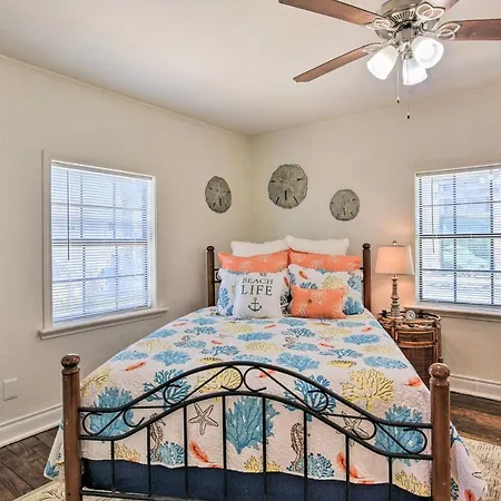 Blue Dolphin Cottage Walk To Galveston Seawall!